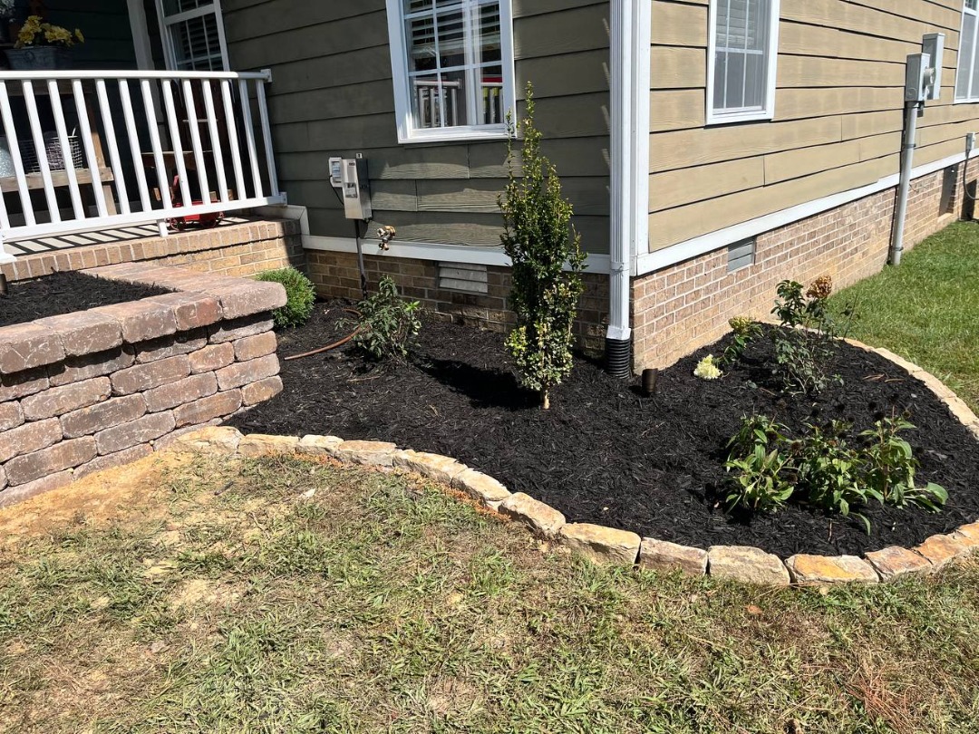 goperfection-LandscapingMaintenance-CentralCity A professionally managed lawn that has just gotten fresh mulch installed.